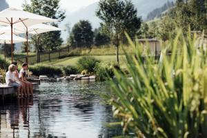 Naturschwimmteich Schwimmen, Baden, Planschen und sich dann auch wieder von allem ausruhen! Freuen Sie sich auf einen ganz besonderen Luxus in unserem Haus!